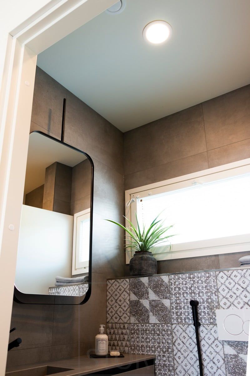 The bathroom is lit by UPPOAVA ceiling tiles, providing a uniform and wide light. Lestore.fi